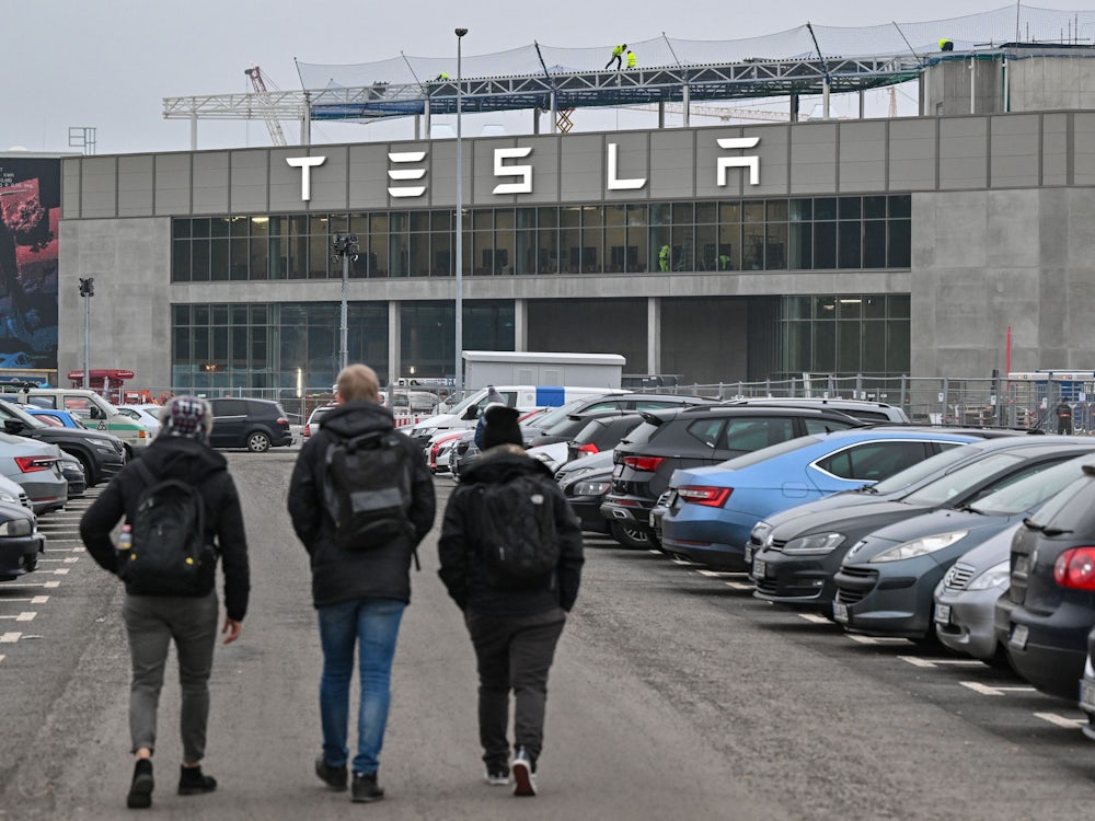 Autokonzern: Wie Tesla mit Betriebsräten in Deutschland umgeht